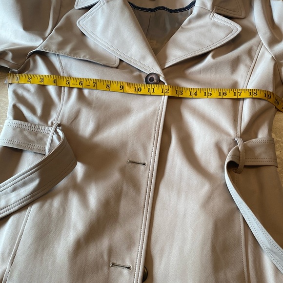 Ellen Tracy light trench coat w/ detachable hood, Excellent Condition, - Picture 9 of 16